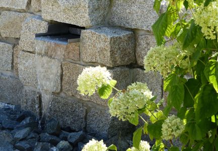 Gartengewässer mit Integration in Natursteinwand