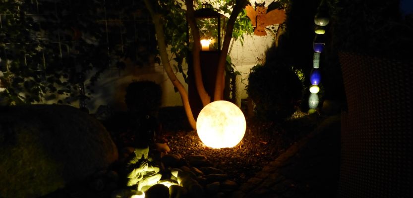 Lichtkugel Außenbeleuchtung im Garten bei Nacht