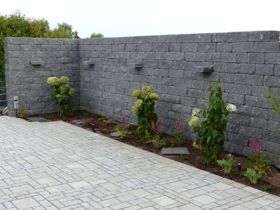 Steinmauer Sichtschutz mit Begrünung