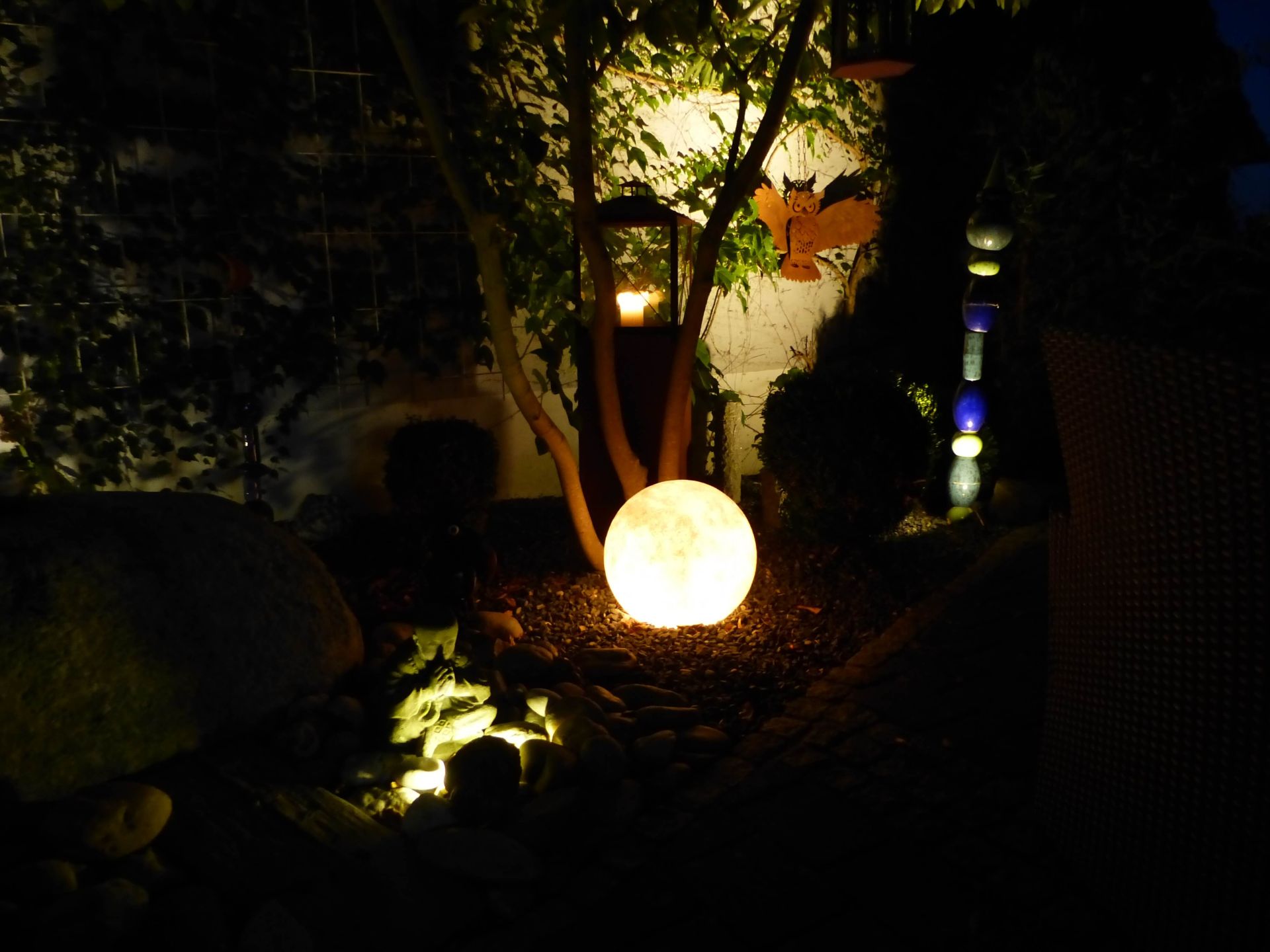 Dekorative Lichtkugel im Garten