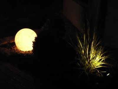 Dekorative Kugel-Licht Beleuchtung im Garten